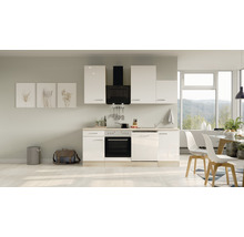 Cuisine lumineuse avec armoires blanches, hotte aspirante et table à manger dans un espace de vie moderne.