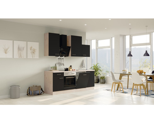 Küche mit Hängeschränken, Dunstabzugshaube und Einbaugeräten in einem hellen, modern eingerichteten Raum