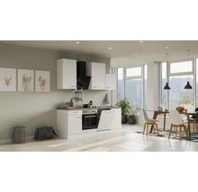 Cuisine lumineuse avec armoires blanches, évier, cuisinière et hotte dans un intérieur moderne.