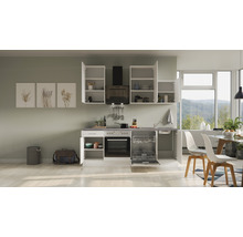 Cuisine équipée avec éléments hauts, évier, cuisinière, four et lave-vaisselle dans une cuisine lumineuse.
