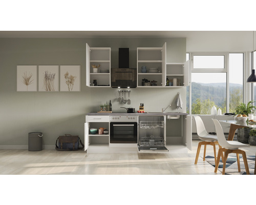 Cuisine équipée avec éléments hauts, évier, cuisinière, four et lave-vaisselle dans une cuisine lumineuse.