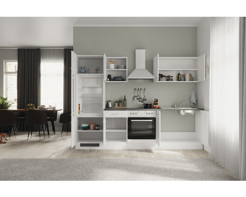 Cuisine équipée complète avec appareils électriques, évier, éléments hauts et réfrigérateur