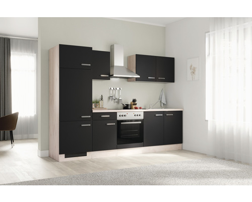 Cuisine claire avec armoires noires, hotte aspirante et cuisinière électrique