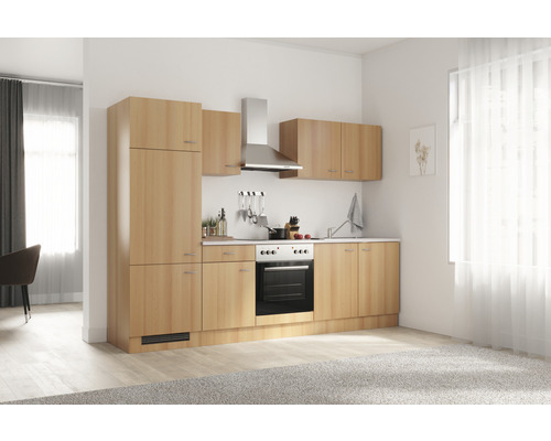 Helle Einbauküche mit Ober- und Unterschränken sowie Dunstabzugshaube