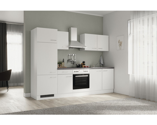 Cuisine complète avec évier, cuisinière, hotte aspirante et placards muraux dans une pièce lumineuse