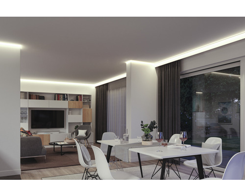Wohnzimmer mit Deckenleuchten und moderner Einrichtung
