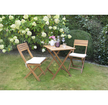 Scène de jardin avec table en bois et deux chaises en bois avec coussins d''assise