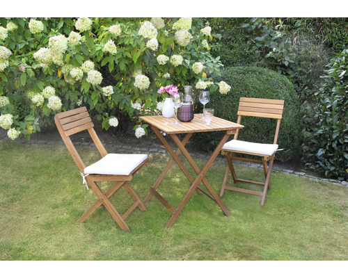 Scène de jardin avec table en bois et deux chaises en bois avec coussins d''assise