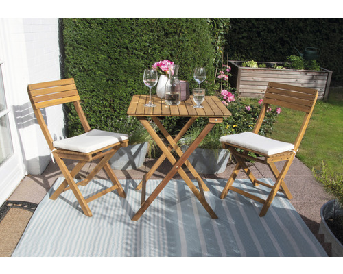 Scène de jardin avec table en bois, deux chaises en bois et décoration