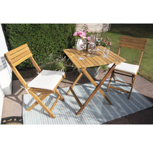 Table de jardin en bois avec deux chaises et coussins d''assise sur un balcon