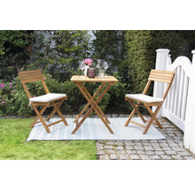 Scène de jardin avec table en bois et deux chaises avec coussins d''assise sur une pelouse