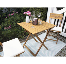 Scène de jardin avec table en bois, chaises et décoration extérieure