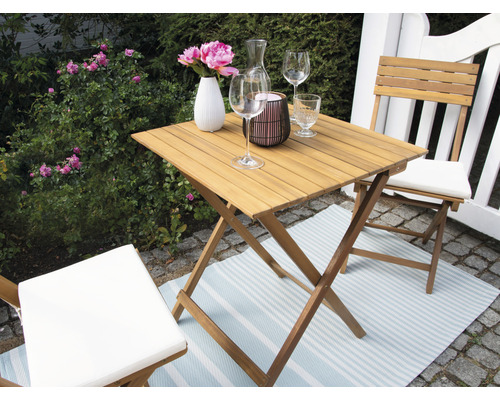 Scène de jardin avec table en bois, chaises et décoration extérieure