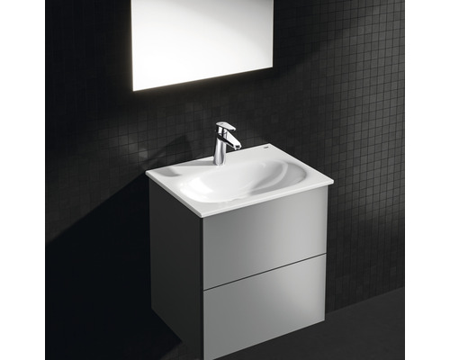 Meuble-lavabo de salle de bain avec meuble sous-vasque et robinetterie devant un mur sombre