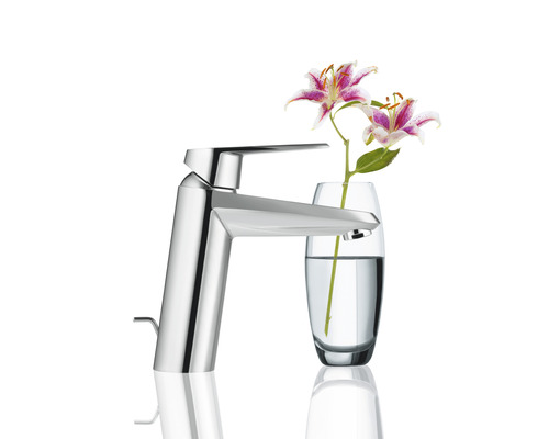 Robinet moderne en métal à côté d''un vase de fleurs