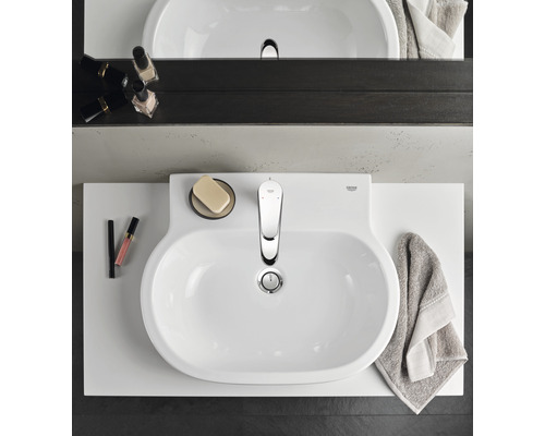 Vue de dessus d''une salle de bains avec lavabo, robinetterie et accessoires de bain.