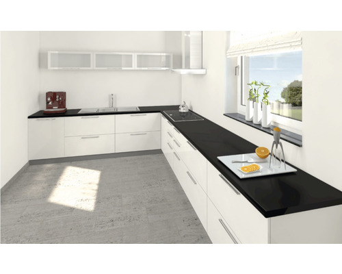 Cuisine claire avec des armoires blanches et un plan de travail foncé