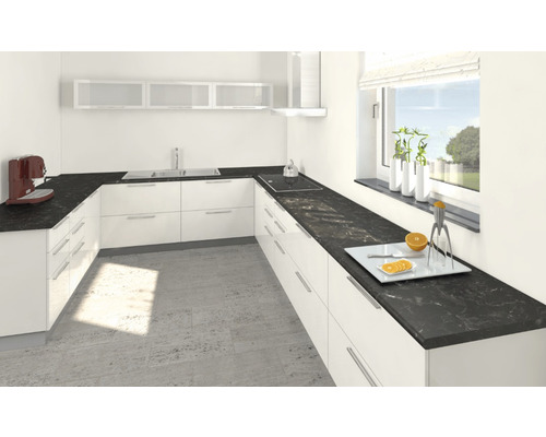 Cuisine claire avec plans de travail noirs et armoires blanches.