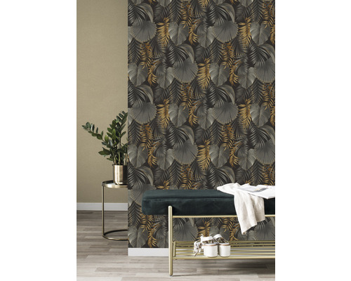 Raumansicht mit einer gemusterten Tapete mit botanischem Blattmotiv.