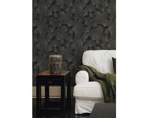 Salon avec papier peint noir à motif de feuilles de ginkgo, table d''appoint et canapé