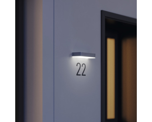 Hausnummerleuchte mit der Nummer 22 neben einer Tür