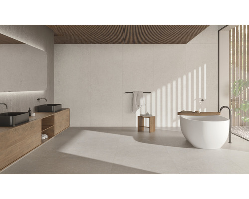 Badezimmer mit Waschtisch, Spiegel, Badewanne und Handtuchhalter