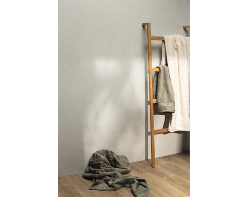 Badezimmer mit Handtuchleiter und Handtüchern