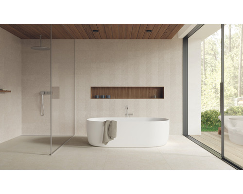 Helles Badezimmer mit Dusche, Badewanne und Holzelementen