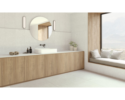 Modernes Badezimmer mit Waschtisch, Spiegel, Beleuchtung und Fensterbank