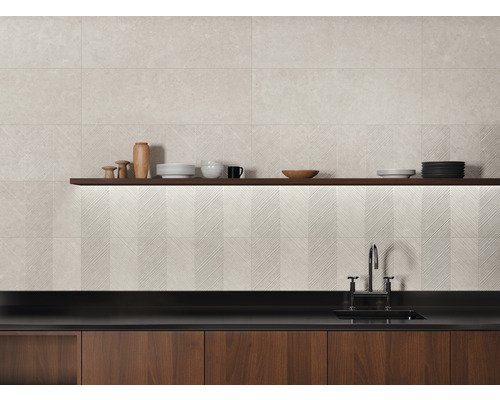 Scène de cuisine avec mur carrelé, étagère et évier