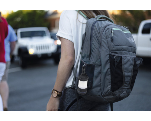 Personne avec sac à dos et lanterne