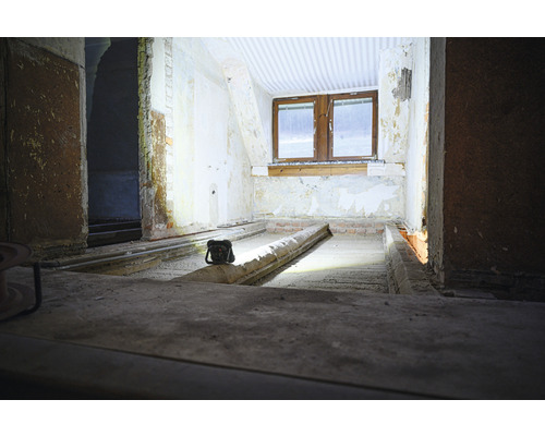 Construction brute avec fenêtre et projecteur de chantier