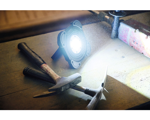 Lampe de travail et outils sur un établi