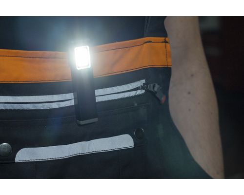 Pantalon de travail avec lampe de poche LED fixée