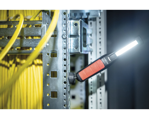 Lampe de travail avec aimant fixée sur structure métallique