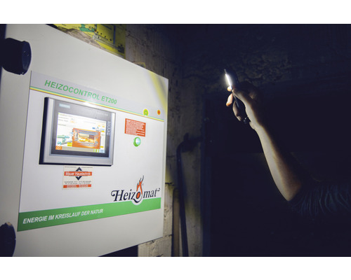 Heizungssteuerungseinheit HeizoControl ET200 mit Display in dunkler Umgebung