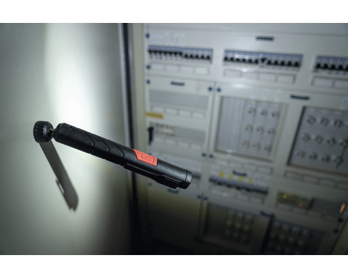 LED-Arbeitsleuchte mit Magnetfuss vor einem Sicherungskasten