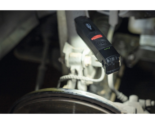 Lampe de travail fixée sur un véhicule pour éclairer la zone de travail