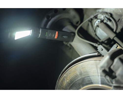 Lampe de travail éclairant un disque de frein.