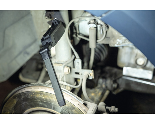 Lampe de travail éclairant les freins d''une voiture