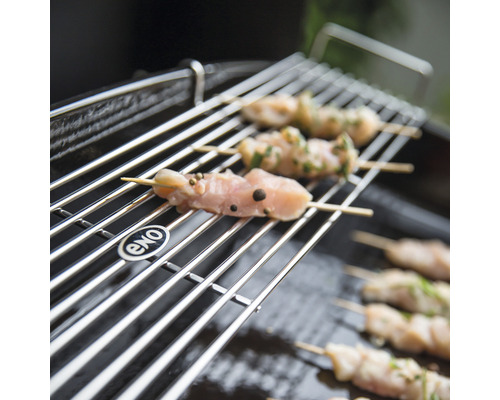 Grille avec brochettes de poulet et logo EXO