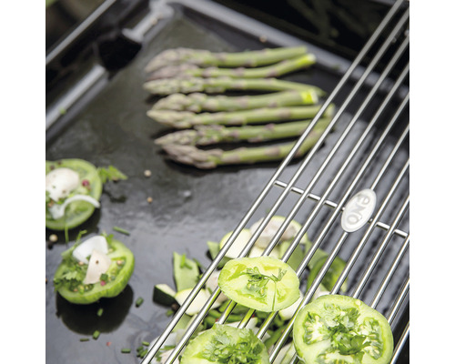 Légumes et asperges sur une grille de barbecue avec le logo ENO.