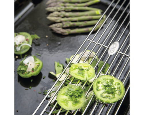 Des légumes tels que des tomates, des asperges et des courgettes sont préparés sur un gril.