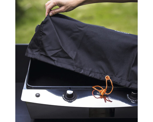 Housse de protection pour barbecue, la housse est tirée sur le barbecue