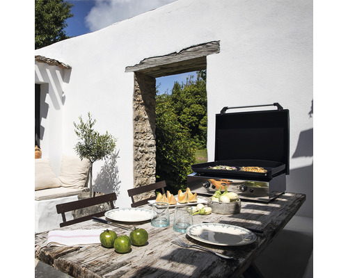Espace extérieur avec barbecue et table à manger sur la terrasse