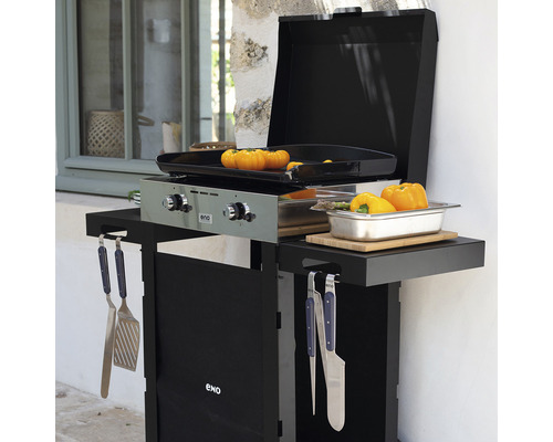 Chariot de grill avec plaque de cuisson, légumes et ustensiles de barbecue