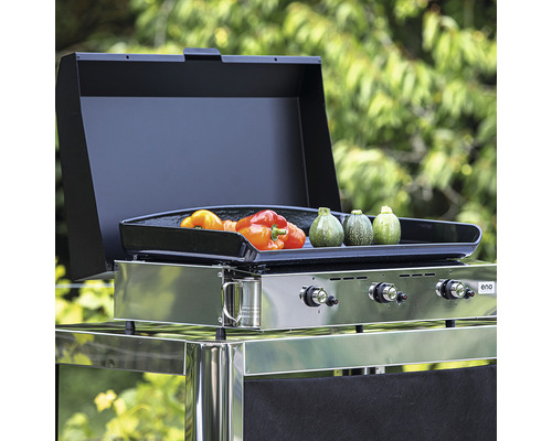 Grillplatte mit Paprika und Zucchini auf einem Edelstahlgrillwagen