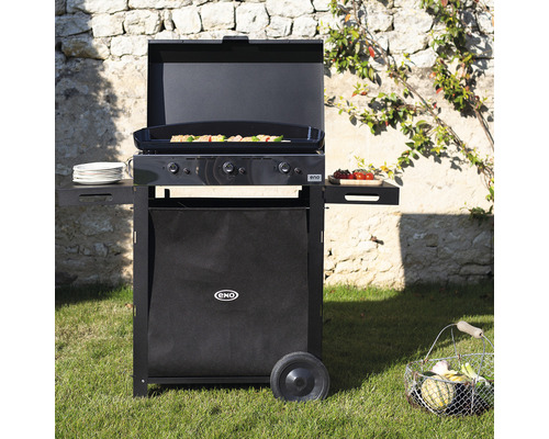 Chariot de grill Eno avec plaque de cuisson, aliments sur le grill et panier de légumes dans le jardin