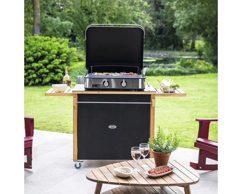 Scène de barbecue en plein air avec barbecue, tables d''appoint et table de jardin sur une terrasse