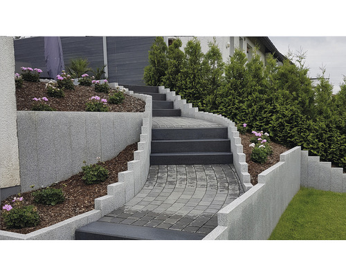 Aussentreppe mit Pflastersteinen, Treppenstufen und seitlichen Mauerelementen